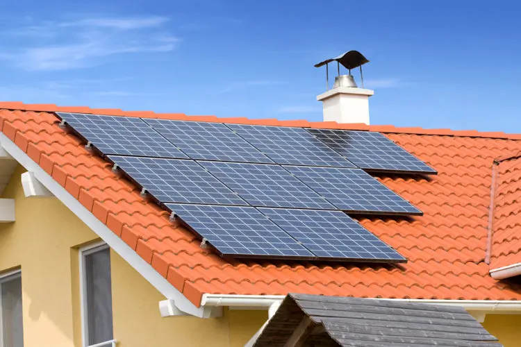 Aurinkopaneelit omakotitaloon